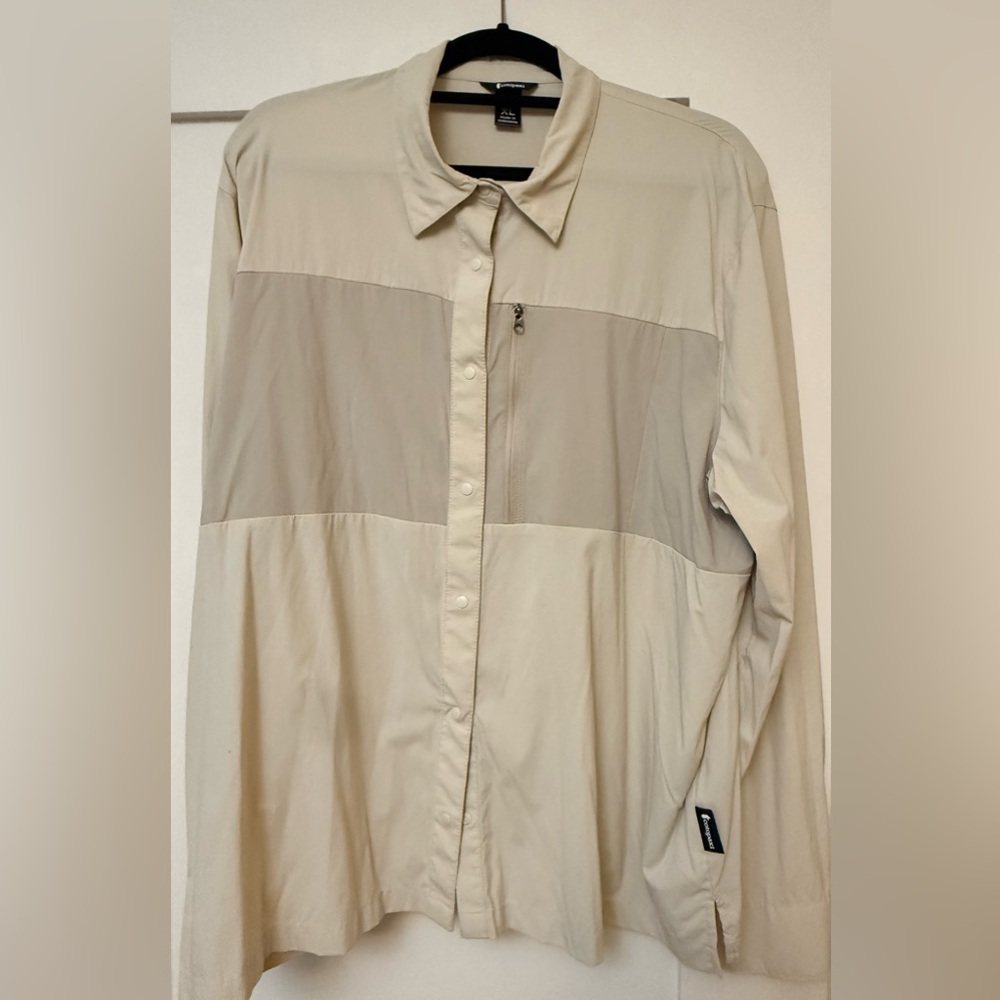 Cotopaxi Women’s Two-Tone Beige Lightweight Snap-Up Blouse - Size XL.